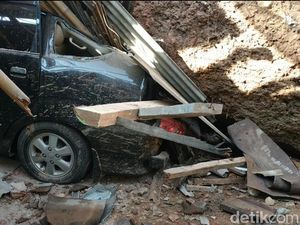 Batu Raksasa Timpa Rumah-Mobil Warga Pacitan, Kerugian Capai Rp 300 Juta