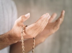 Doa Melepas Pakaian, Amalkan agar Dilindungi dari Pandangan Jin