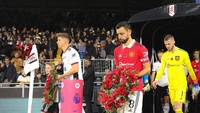 Bruno Fernandes jalani laga ke-100 di Liga Inggris bersama Manchester United kala menang 2-1 hadapi Fulham pada Minggu (13/11) malam WIB (Getty Images)
