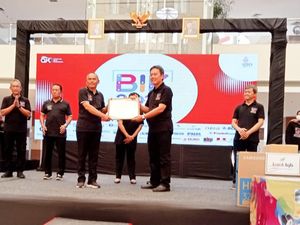 Sukseskan BIK 2022, Bupati Indramayu Raih Penghargaan dari OJK Cirebon