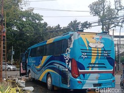 Penampakan Bus Terbakar di Depan Rumah Gubsu Edy