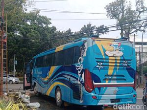 Penampakan Bus Terbakar di Depan Rumah Gubsu Edy Penampakan Bus Terbakar di Depan Rumah Gubsu Edy