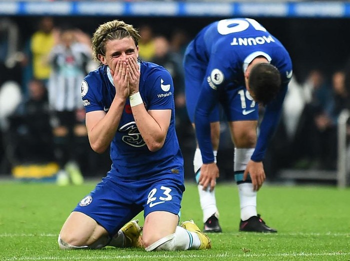 Chelseas English midfielder Conor Gallagher reacts after missing a goal scoring opportunity during the English Premier League football match between Newcastle United and Chelsea at St James Park in Newcastle-upon-Tyne, north east England on November 12, 2022. - RESTRICTED TO EDITORIAL USE. No use with unauthorized audio, video, data, fixture lists, club/league logos or live services. Online in-match use limited to 120 images. An additional 40 images may be used in extra time. No video emulation. Social media in-match use limited to 120 images. An additional 40 images may be used in extra time. No use in betting publications, games or single club/league/player publications. (Photo by ANDY BUCHANAN / AFP) / RESTRICTED TO EDITORIAL USE. No use with unauthorized audio, video, data, fixture lists, club/league logos or live services. Online in-match use limited to 120 images. An additional 40 images may be used in extra time. No video emulation. Social media in-match use limited to 120 images. An additional 40 images may be used in extra time. No use in betting publications, games or single club/league/player publications. / RESTRICTED TO EDITORIAL USE. No use with unauthorized audio, video, data, fixture lists, club/league logos or live services. Online in-match use limited to 120 images. An additional 40 images may be used in extra time. No video emulation. Social media in-match use limited to 120 images. An additional 40 images may be used in extra time. No use in betting publications, games or single club/league/player publications. (Photo by ANDY BUCHANAN/AFP via Getty Images)