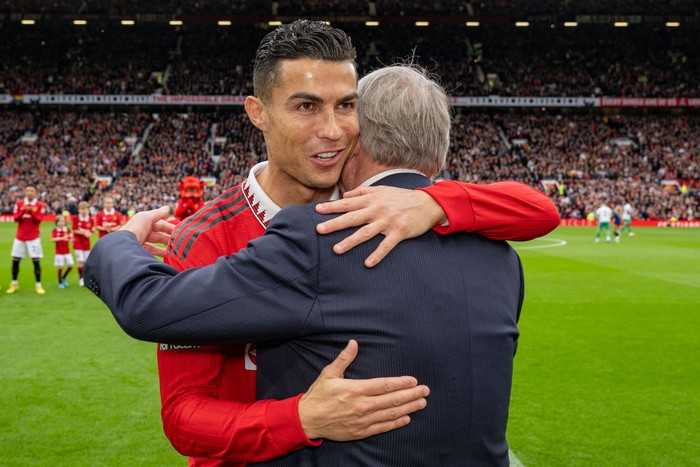 MANCHESTER, ENGLAND - OCTOBER 16: Cristiano Ronaldo of Manchester United is presented with an award for scoring 700 goals by Ex Manchester United Manager Sir Alex Ferguson prior tod the Premier League match between Manchester United and Newcastle United at Old Trafford on October 16, 2022 in Manchester, England. (Photo by Dan Mullan/Getty Images)