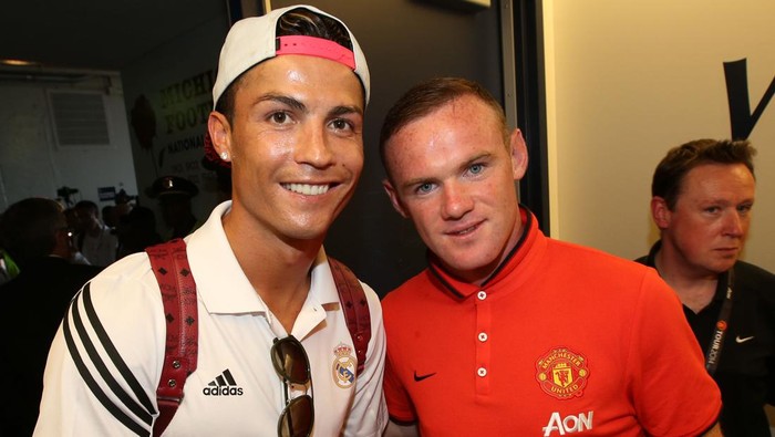 ANN ARBOR, MI - AUGUST 02:  (EXCLUSIVE COVERAGE) Wayne Rooney of  Manchester United poses with Cristiano Ronaldo of Real Madrid after their pre-season friendly match against Real Madrid at Michigan Stadium on August 2, 2014 in Ann Arbor, Michigan.  (Photo by John Peters/Manchester United via Getty Images)
