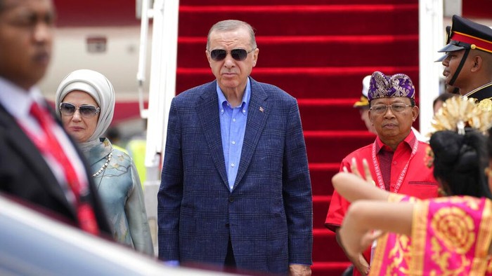 Presiden Turki Recep Tayyip Erdogan, tengah, dan istrinya Emine, kiri, turun dari pesawat setibanya di Bandara Internasional Ngurah Rai menjelang KTT G20 di Bali, Indonesia, Senin (14/11/2022).
