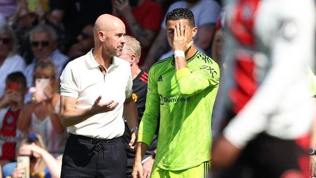 SOUTHAMPTON, ENGLAND - AUGUST 27: Erik Ten Hag the manager / head coach of Manchester United and Cristiano Ronaldo of Manchester United during the Premier League match between Southampton FC and Manchester United at Friends Provident St. Mary's Stadium on August 27, 2022 in Southampton, United Kingdom.  (Photo by Matthew Ashton - AMA/Getty Images)