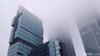 Saat Kabut Selimuti Jakarta di Pagi Hari