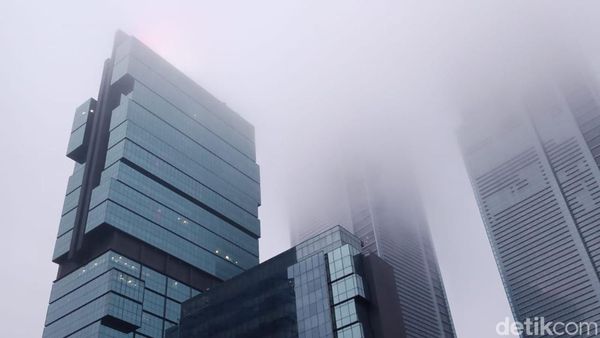 Saat Kabut Selimuti Jakarta di Pagi Hari
