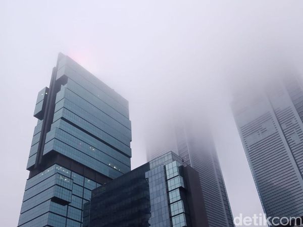Saat Kabut Selimuti Jakarta di Pagi Hari