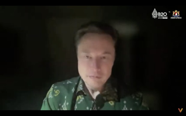 Foto: Youtube.com/VIVA.CO.ID Elon Musk mengenakan batik bomba di B20/