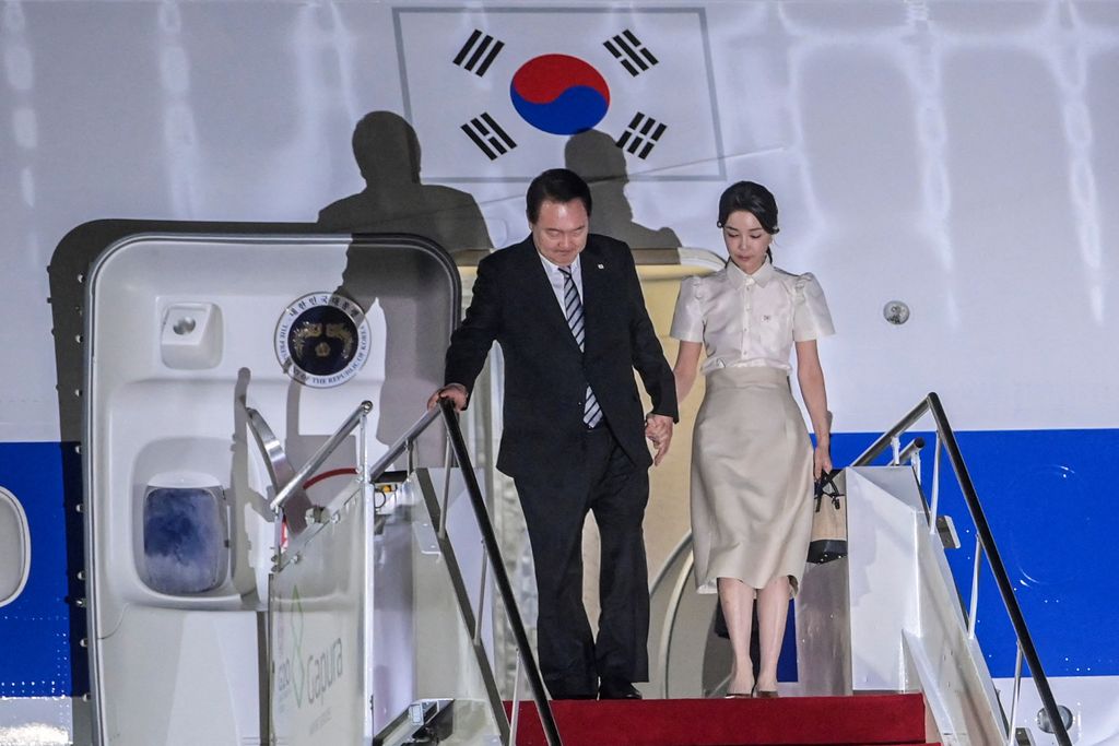 South Korea's President Yoon Suk-yeol and his wife Kim Keon-hee arrive at Ngurah Rai International Airport ahead of the G20 Summit in Bali, Indonesia November 13, 2022. G20 Media Center/Handout via REUTERS THIS IMAGE HAS BEEN SUPPLIED BY A THIRD PARTY. MANDATORY CREDIT.