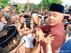 Ganjar Diteriaki Presiden 2024 Saat Tinggalkan Masjid Sheikh Zayed Solo