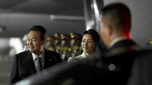 Foto: Ibu Negara Korea Selatan Tiba di Bali, Memesona Berbalut Gaun Simple