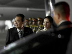 Foto: Ibu Negara Korea Selatan Tiba di Bali, Memesona Berbalut Gaun Simple