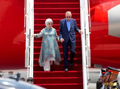 5 Gaya Bersahaja Ibu Negara Turki Pakai Tunik Saat Tiba di Bali untuk KTT G20