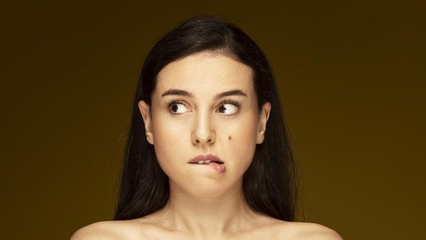 ilustrasi perempuan lagi gigit bibir