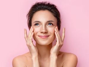 Catat! 6 Hal Ini Bisa Bikin Kulit Wajah Sensitif Jadi Glowing Catat! 6 Hal Ini Bisa Bikin Kulit Wajah Sensitif Jadi Glowing