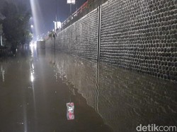 Jalan Penghubung Cimahi-Bandung Terendam Banjir Usai Diguyur Hujan Deras