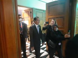 Jokowi Mendadak Kunjungi Media Center KTT G20 Bali