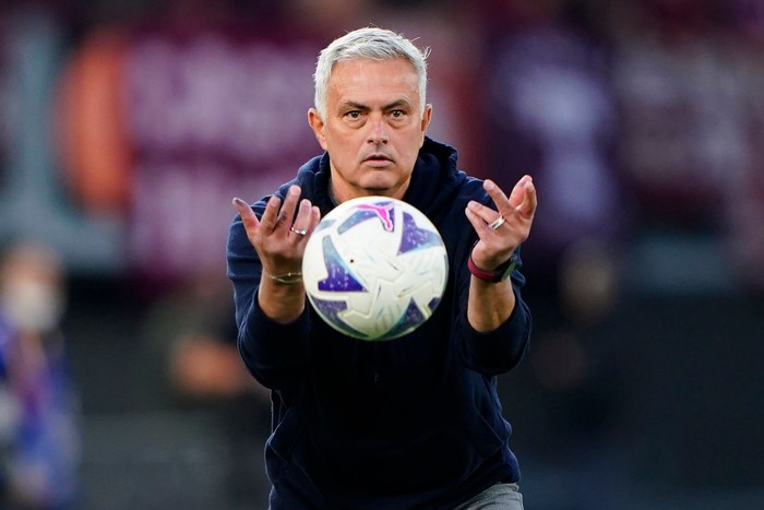 ROME, ITALY - NOVEMBER 13: José Mourinho head coach of A.S. Roma gestures during the Serie A match between AS Roma and Torino FC at Stadio Olimpico on November 13, 2022 in Rome, Italy. (Photo by Danilo Di Giovanni/Getty Images)