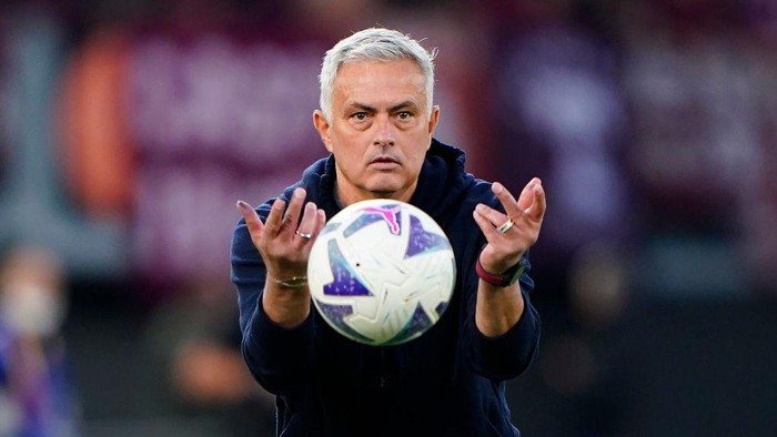ROME, ITALY - NOVEMBER 13: José Mourinho head coach of A.S. Roma gestures during the Serie A match between AS Roma and Torino FC at Stadio Olimpico on November 13, 2022 in Rome, Italy. (Photo by Danilo Di Giovanni/Getty Images)