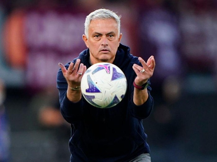 ROME, ITALY - NOVEMBER 13: José Mourinho head coach of A.S. Roma gestures during the Serie A match between AS Roma and Torino FC at Stadio Olimpico on November 13, 2022 in Rome, Italy. (Photo by Danilo Di Giovanni/Getty Images)