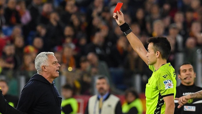 ROME, ITALY - NOVEMBER 13: The referee Antonio Rapuano show a red card to Jose Mourinho head coach of AS Roma during the Serie A match between AS Roma and Torino FC at Stadio Olimpico on November 13, 2022 in Rome, Italy. (Photo by Silvia Lore/Getty Images)