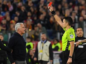 Jose Mourinho Minta Maaf Usai Dapat Kartu Merah