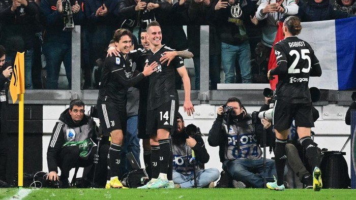Juventus Polish forward Arkadiusz Milik (C) celebrates after scoring his sides third goal during the Italian Serie A football match between Juventus and Lazio on November 13, 2022 at the Juventus stadium in Turin. (Photo by Vincenzo PINTO / AFP)