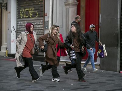Kepanikan Warga Sesaat Setelah Ledakan di Istanbul