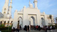 Momen Jokowi-Presiden UEA Mohamed bin Zayed Salat Tahiyatul Masjid