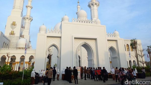 Momen Jokowi-Presiden UEA Mohamed bin Zayed Salat Tahiyatul Masjid