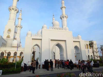 Momen Jokowi-Presiden UEA Mohamed bin Zayed Salat Tahiyatul Masjid