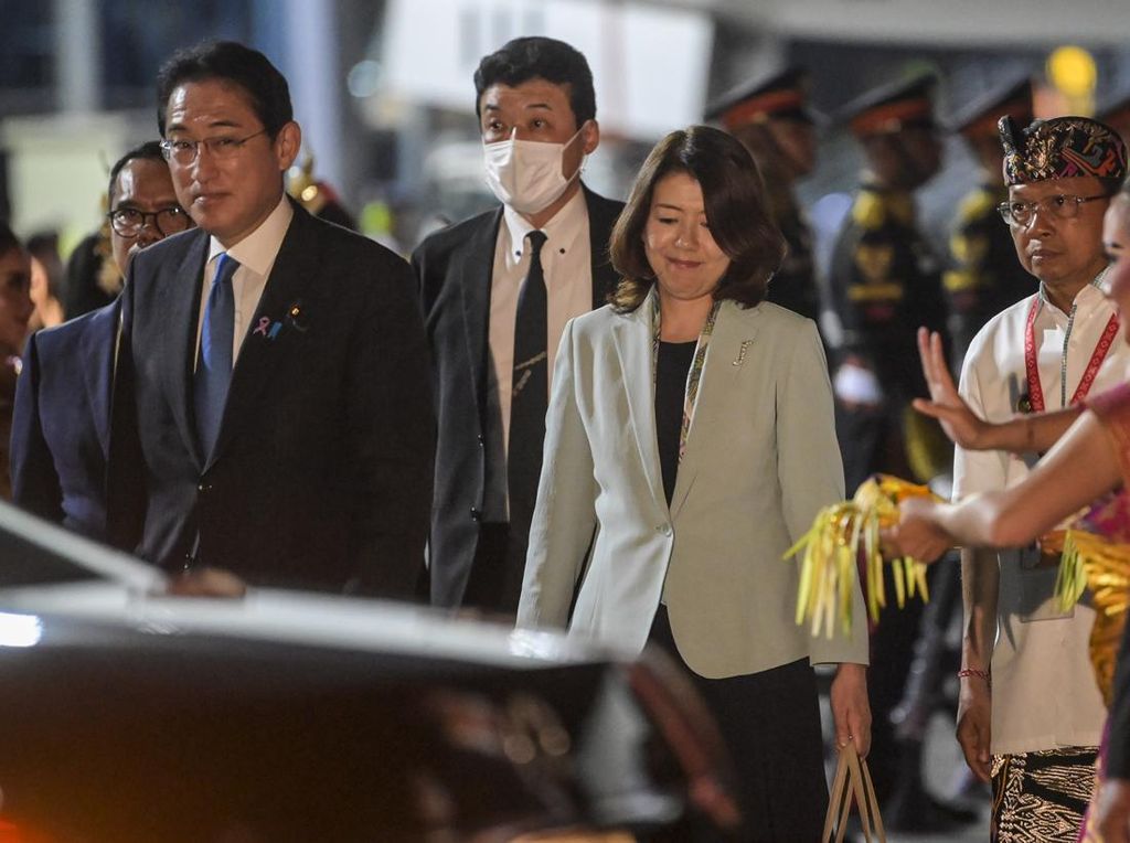 PM Jepang dan Istrinya Mendarat di Bali