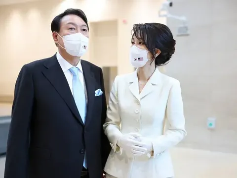 Kim Kun Hee bersama Presiden Korea Selatan Yoon Suk Yeol