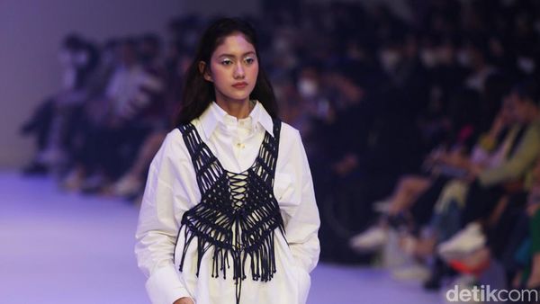 8 Koleksi Busana Terbaru Rinda Salmun di JFW 2023, Terbuat dari Kain Sisa