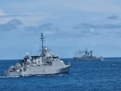 Penampakan Tak Biasa Kala Belasan Kapal Perang Siaga di Perairan Bali