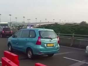 Lalin ke Terminal 3 Bandara Soetta Padat, Polisi Lakukan Kanalisasi Bus Lalin ke Terminal 3 Bandara Soetta Padat, Polisi Lakukan Kanalisasi Bus