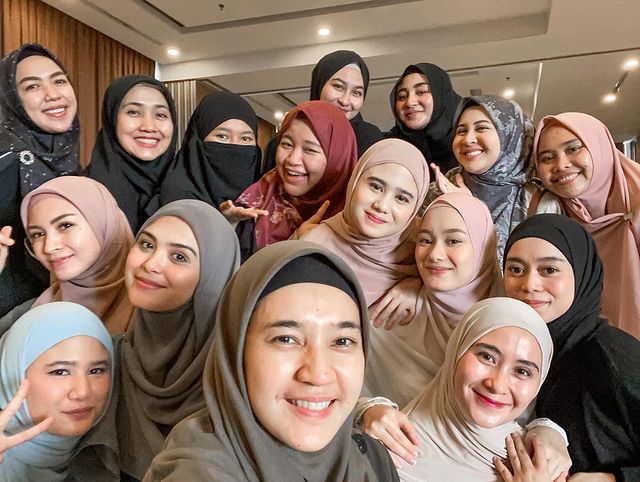 Lesti Kejora Ikut Pengajian Bareng Teman Artis
