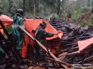 Longsor Timpa Rumah di Tulungagung, 6 Orang Selamat, Satu Terjepit Longsor Timpa Rumah di Tulungagung, 6 Orang Selamat, Satu Terjepit