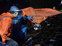 Dramatisnya Evakuasi Korban Tertimbun Longsor Tulungagung Selama 3,5 jam