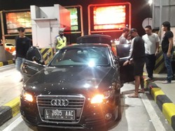 Pemukul Mahasiswa Pakai Tongkat Baseball Cuma Karyawan, Tapi Kok Naik Audi?