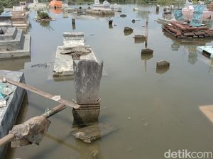 Makam-makam Perlahan Hilang di Tepi Pantai Eretan Indramayu