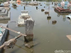 Makam-makam Perlahan Hilang di Tepi Pantai Eretan Indramayu