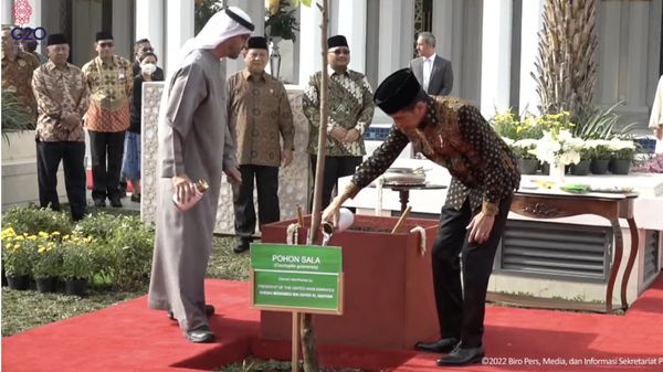 Momen Akrab Jokowi-Presiden UEA Saat Resmikan Masjid Sheikh Zayed Solo