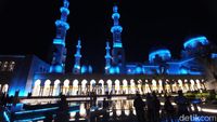Cantiknya Masjid Sheikh Zayed Solo nan Berkilau di Waktu Malam