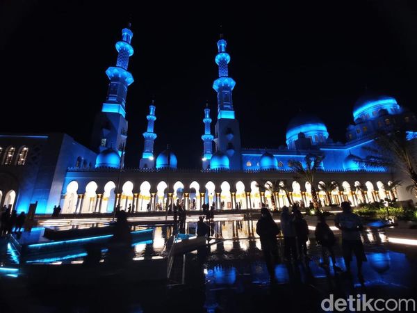 Cantiknya Masjid Sheikh Zayed Solo nan Berkilau di Waktu Malam