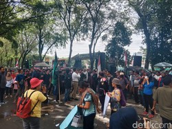 Ada Demo Warga Sibolangit, Jalan Depan DPRD Sumut Ditutup