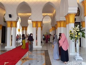 Usai Diresmikan Jokowi, Masjid Sheikh Zayed Solo Langsung Diserbu Warga